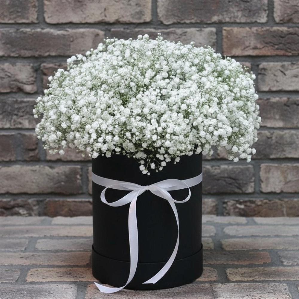 Цветочная композиция из Гипсофила в шляпной коробке в Алабушево