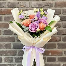 Букет цветов из:  Лизиантусы и Розы в Алабушево