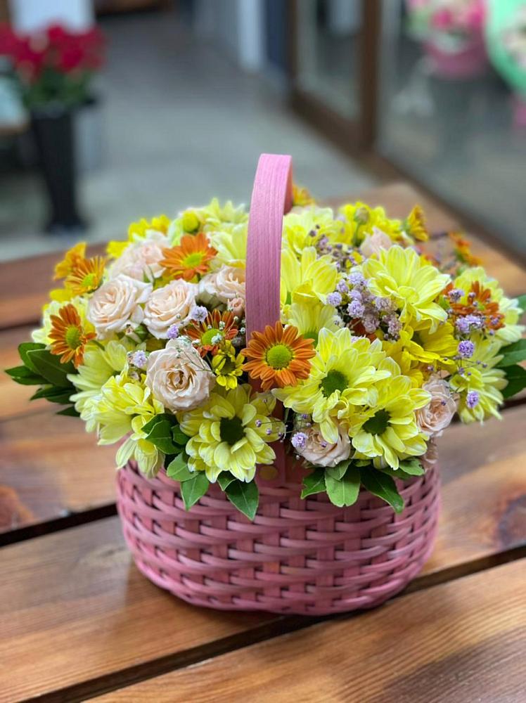 Цветочная композиция из Хризантемы и Розы в корзине в Алабушево