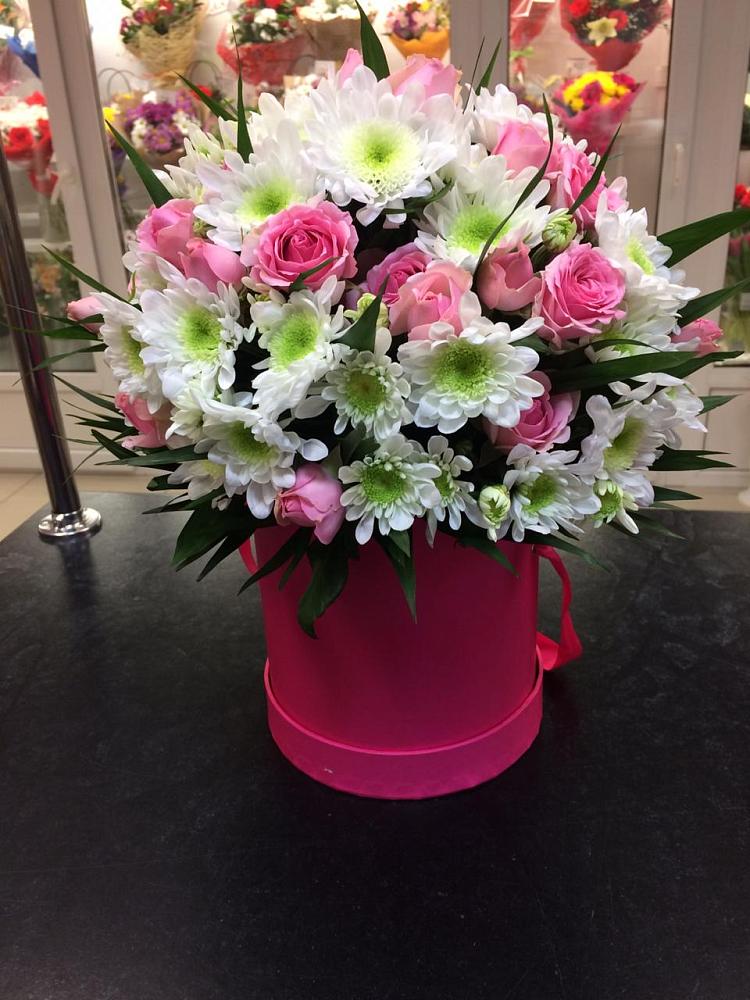 Цветочная композиция из Розы и Хризантемы в шляпной коробке в Алабушево