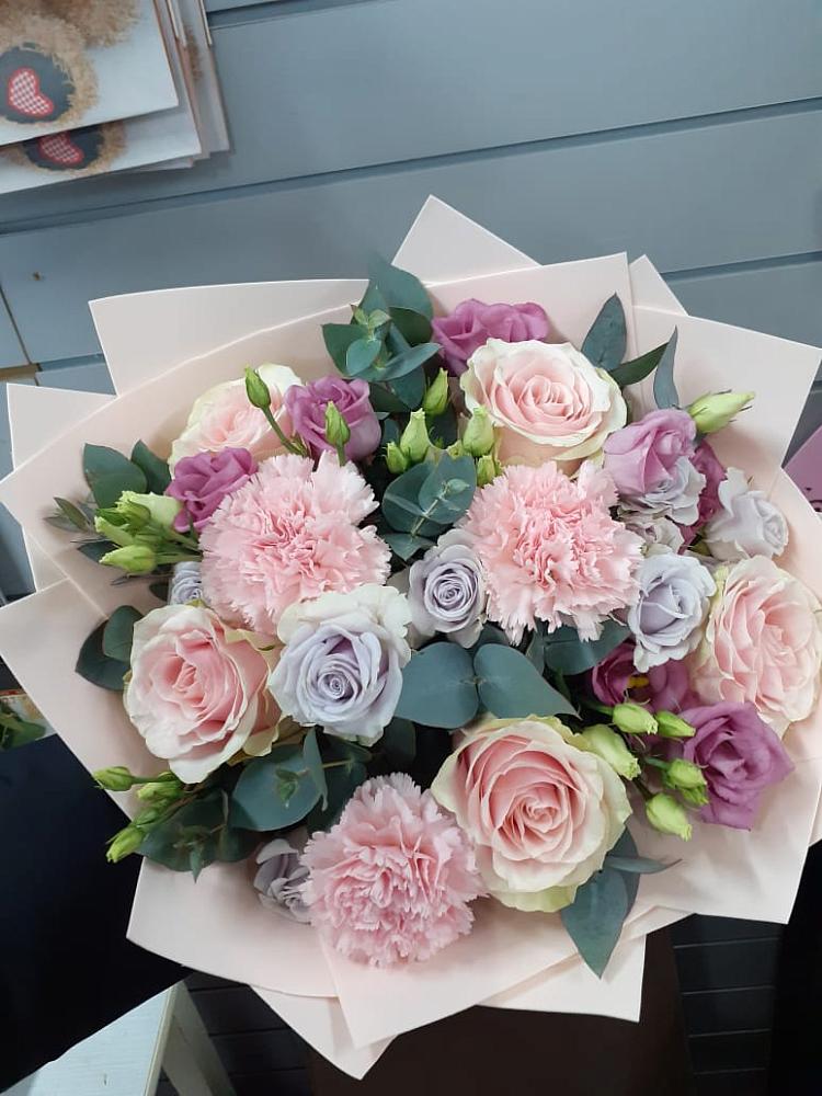 Букет цветов из: Розы, Гвоздики и Лизиантусы в Алабушево