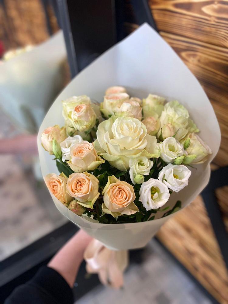 Букет цветов из: Розы и Лизиантусы в Алабушево